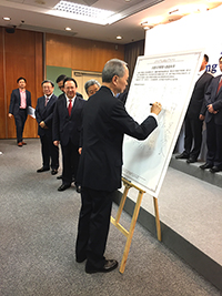 Prof. Fok Tai-fai signs on the Letter of Intent of Alliance Establishment